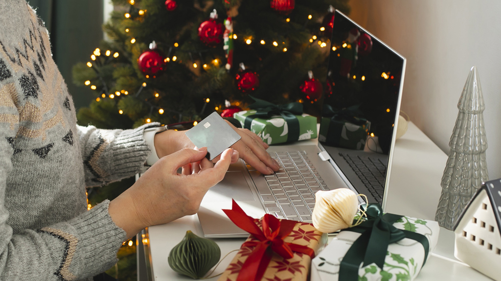 Smart Holiday Shopping Tips That Save You Real Money
